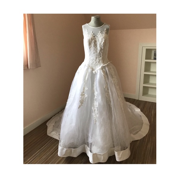 Bridal Embellished Mesh Satin Bodice Wedding Gown Long Tulle Train (Never worn) - Picture 2 of 10